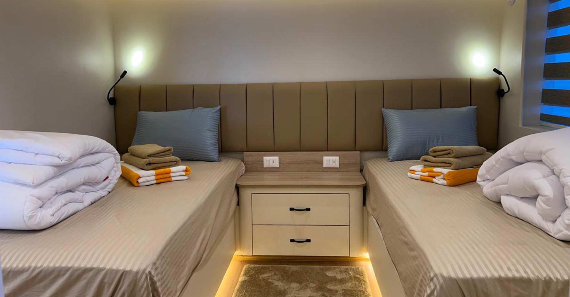 9-Upper-twin-beds-cabin